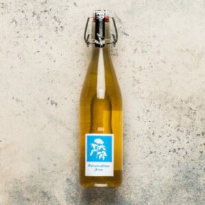 Homemade Holunder­blüten­sirup